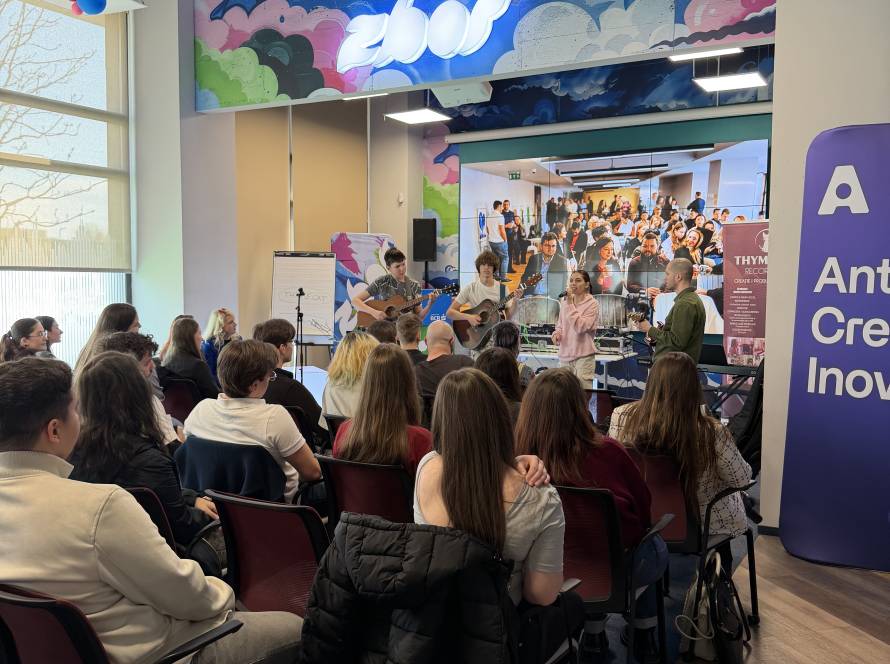 Tineri participanți la ATIPIC YOUNG, eveniment de educație și orientare profesională în Iași